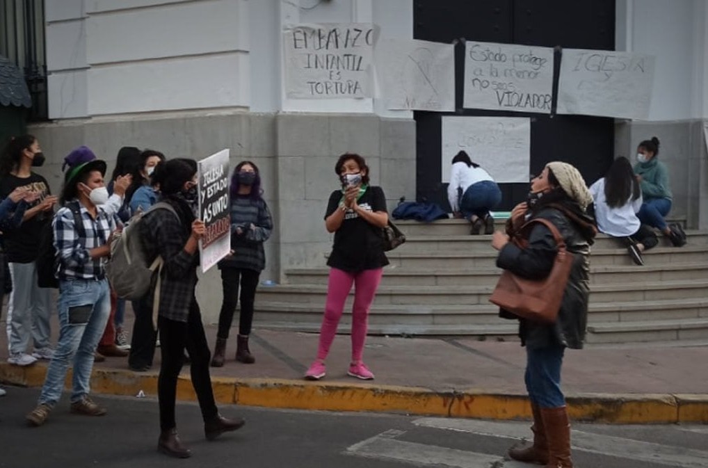 Mujeres defienden a una niña (el ministro nunca apareció)