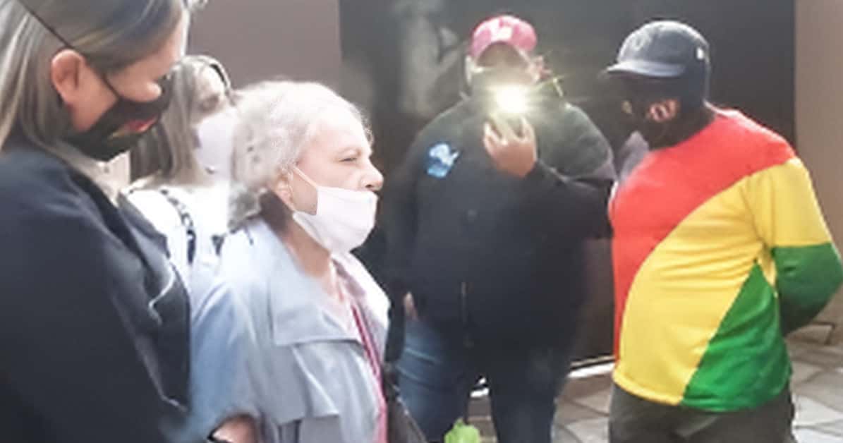 «India pata rajada, campesina de mierda»